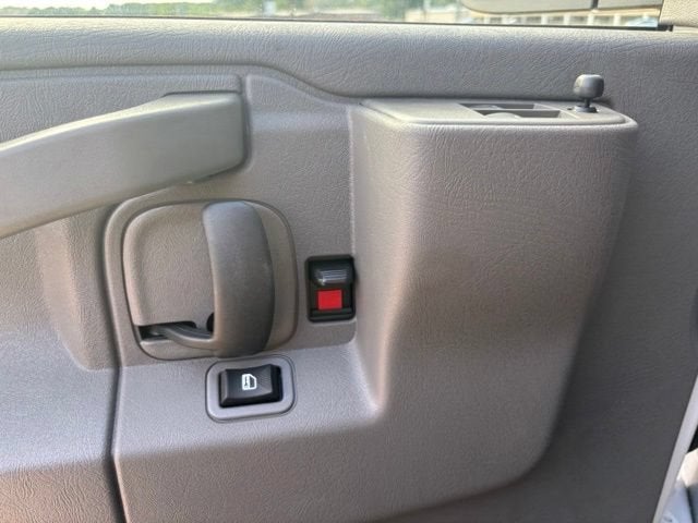 2026 Chevrolet Express Passenger 1LS